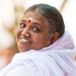 AMMA assise sourire visage tourné