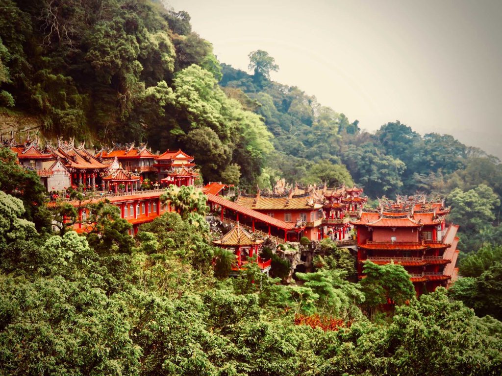 Temple rouge chinois montage forêt