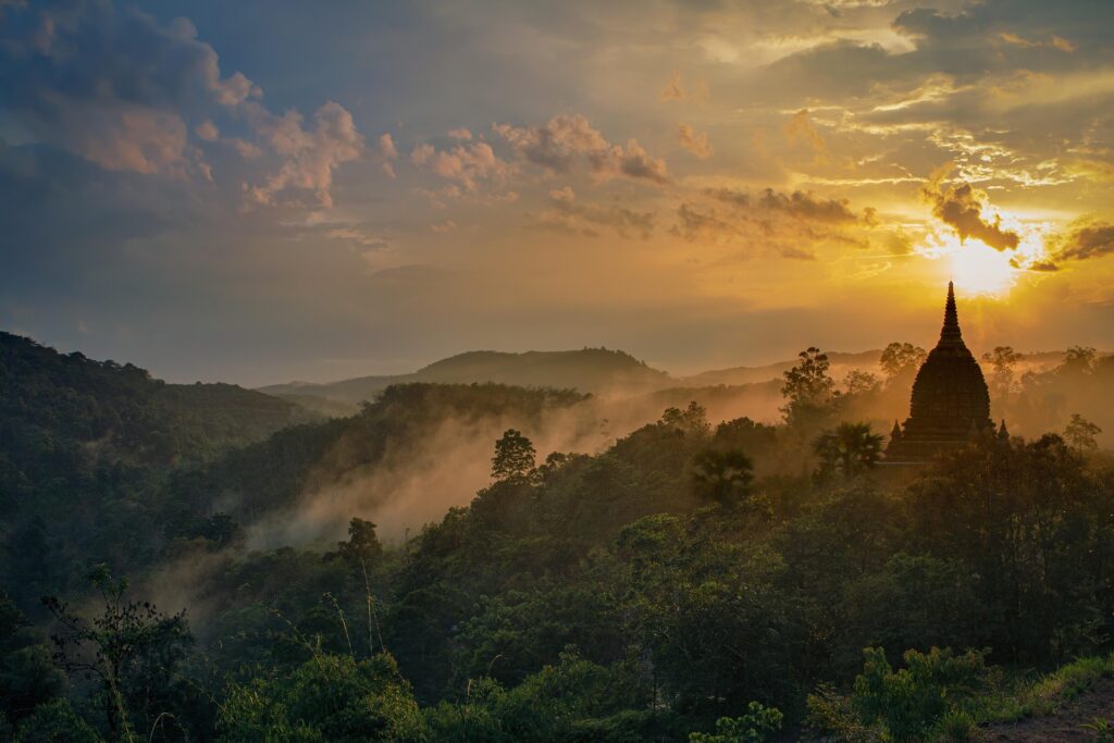 Temple couché de soleil nature paysage foret
