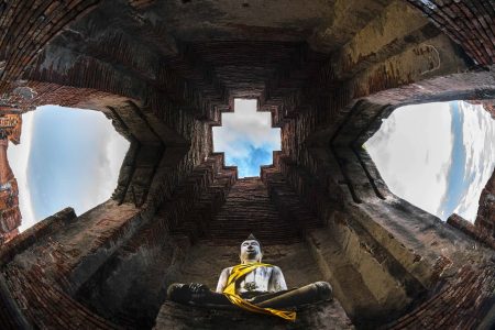 Statue Bouddha assis temple pierre